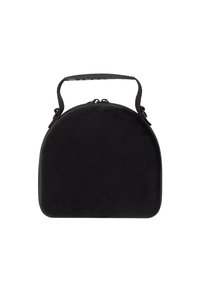 Fekete kézitáska lekerekített tetejével, puha anyagból készült, cipzáras záródással és rövid pánttal rendelkezik. Simább textúra, további részletek nélkül.