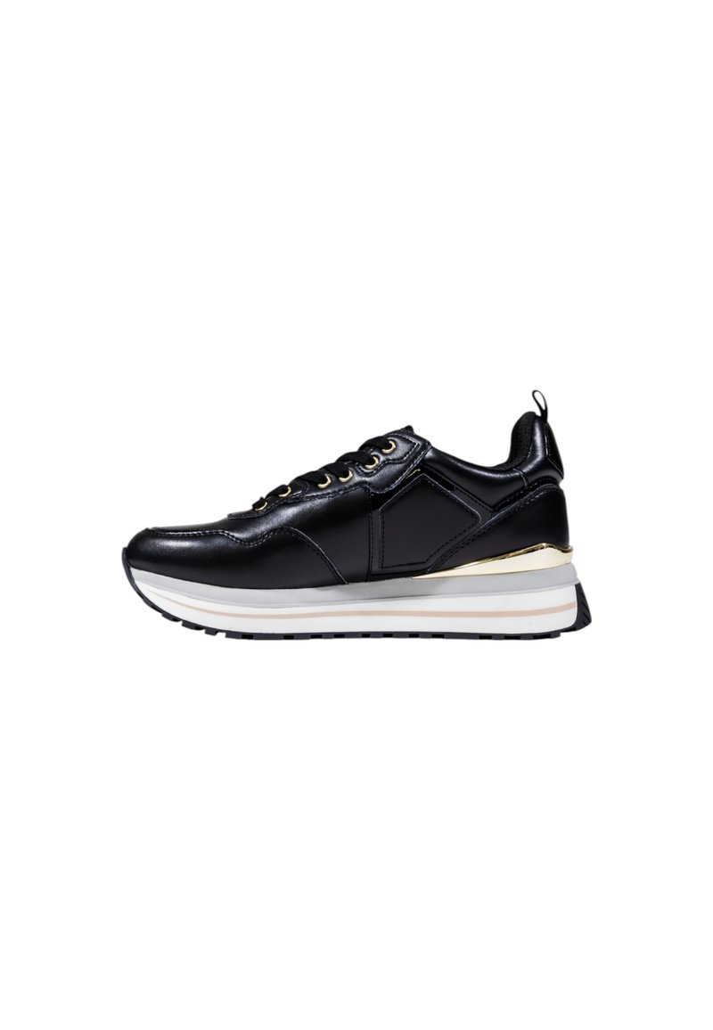 Sneaker nera con una toma in sintetico liscio, occhielli dorati, suola spessa bianca con accenti dorati e grigi, e un'etichetta a ciclo per il sollevamento.