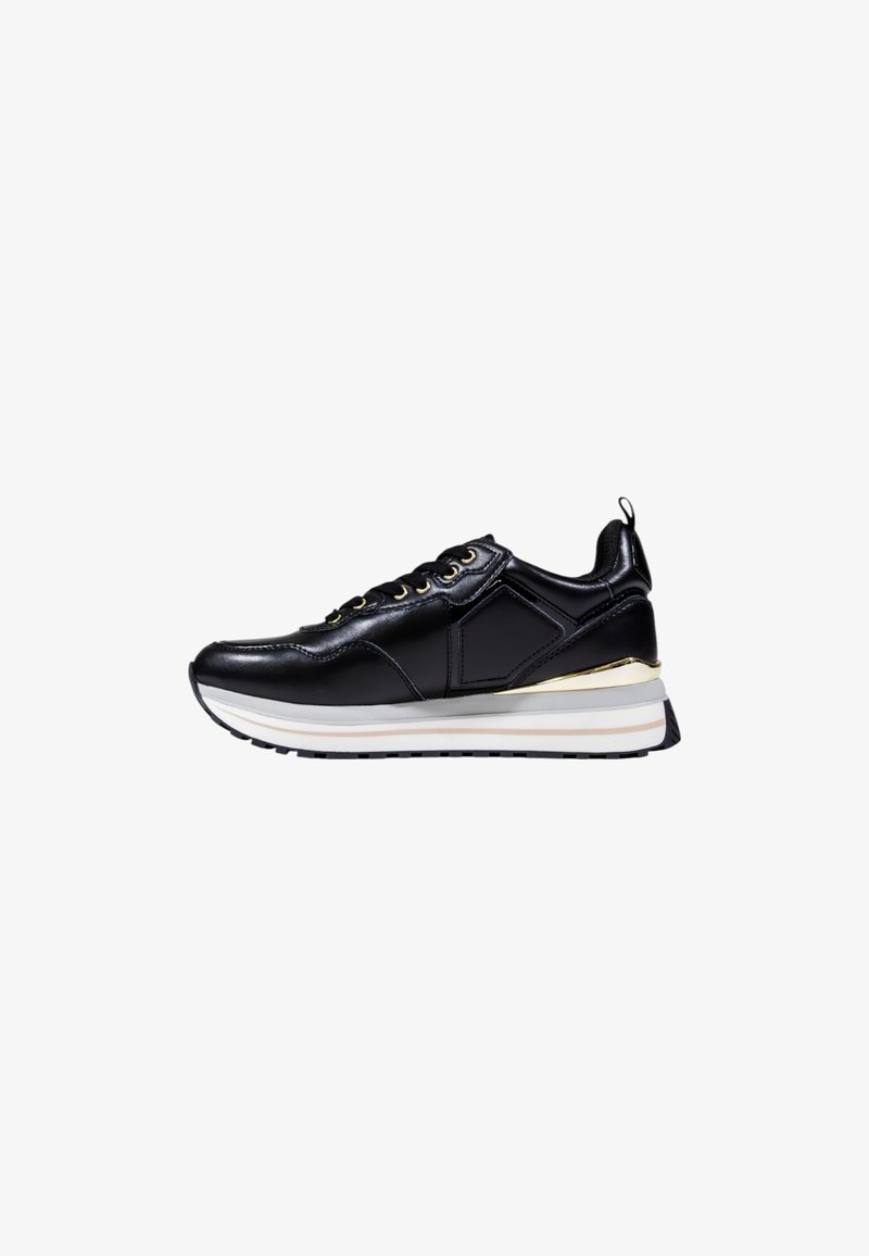 Sorte sneakers med en glat syntetisk læderoverdel, guld øjer, en tyk hvid sål med guld og grå accenter, samt en løkke til at trække i.