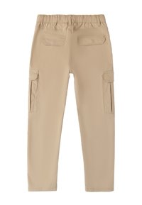 Beige cargobroek met een elastische tailleband, twee zijzakken, twee achterzakken en een gladde textuur.