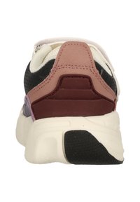 Multicolor sneaker met een bovenwerk van mesh en suede; heeft zwarte, roze en crème panelen; dikke crème buitenzool met een getextureerd zwart gedeelte.