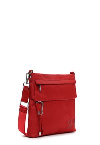 Bolso bandolera rojo con textura, correa ajustable, bolsillo delantero con cremallera, cierre con solapa y detalles de herrajes en tono plateado.