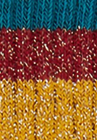 Nahaufnahme von gestricktem Stoff mit horizontalen Streifen in blauer, roter und gelber Wolle, mit sichtbarer Maschenstruktur.
