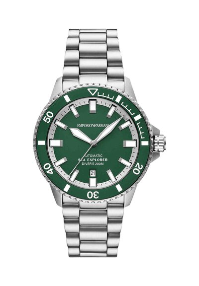 Silberne Metall-Taucheruhr mit grünem Lünettenring und Zifferblatt, leuchtenden Zeigern, Datumsfenster bei 6 Uhr, Marke Emporio Armani Sea Explorer, 200 m wasserdicht.