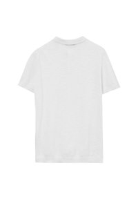 Weißes Poloshirt mit kurzen Ärmeln, aus glattem Baumwollstoff, mit einem gerippten Kragen und einem geraden Saum, zeigt minimale Nähdetails.