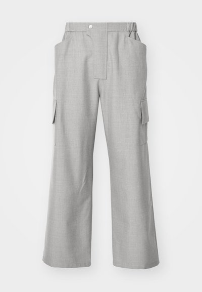 Graue weite Cargo-Hosen aus strukturiertem Stoff mit einem Frontknopfverschluss, zwei Seitentaschen und zwei seitlichen Cargo-Taschen.