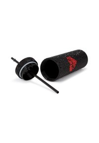 Botella de agua cubierta de rhinestones negros con tapa y sorbete, que presenta un prominente logo rojo. Textura suave con forma cilíndrica.