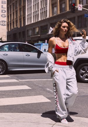 Bershka, (ACTIVE) GRAPHIC PLUSH - JOGGERS  - Trainingsbroek - grey