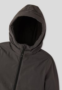 Kaptur z grafitowo-szarym płaszczem z czarnym polarem w środku i przednim zamkiem na jasnoszarym tle.