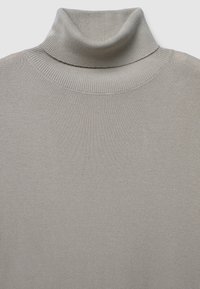 Helles graues Rollkragenpullover mit geripptem Muster und figurbetontem Design. Der Stoff ist glatt und leicht dehnbar und hat einen hohen Kragen.