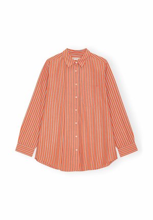 Camisa de manga larga con botones, con rayas verticales naranjas y blancas, bolsillo en el pecho y cuello clásico, extendida sobre fondo blanco.