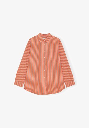 Pikkade varrukatega nööbitav triiksärk oranži ja valge vertikaalse triibuga, rinnatasku ja klassikalise kraega, asetatud valgele taustale.