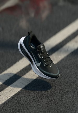 VOMERO 18 GTX - Trail hardloopschoenen - black/metallic silver-coloured/anthracite/white
