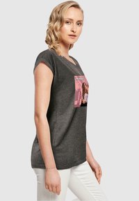 Merchcode GRAND - SAN ANTONIO EXTENDED SHOULDER TEE - Marškinėliai su spaudiniu - charcoal