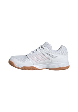 Hvid atletiksneaker med mesh-overdel, snørelukning, lyserøde striber på siderne og tekstureret sål af gummimateriale.