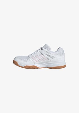 Weißer sportlicher Sneaker mit Mesh-Obermaterial, Schnürverschluss, hellrosa Streifen an den Seiten und strukturierter Gummisohle.
