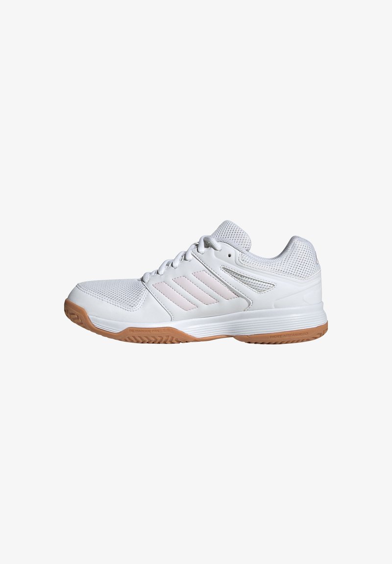 Baskets de sport blanches avec dessus en mesh, fermeture à lacets, bandes rose pâle sur les côtés, et semelle extérieure en caoutchouc texturé.