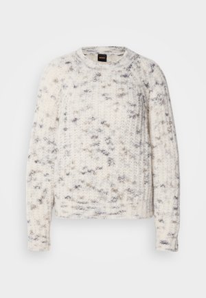 Pull tricoté blanc et gris avec un motif texturé, col rond, manches longues et coupe décontractée. Étiquette de la marque visible au niveau du col.