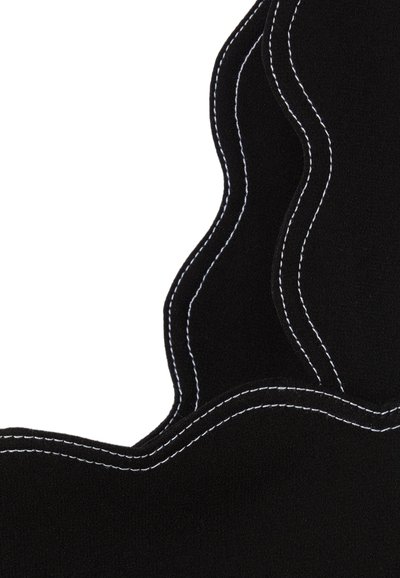Tissu noir avec un design à bord ondulé, présentant des accents de couture blanche, mettant en valeur une texture douce et des contours fluides.