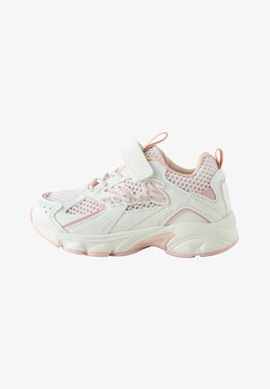 Weißer und rosa Kinder-Sneaker mit Mesh-Einsätzen, Klettverschluss und profilierter Sohle vor weißem Hintergrund.