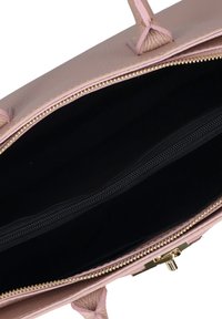 Borsa a mano in pelle rosa chiaro con esterno texturizzato, chiusura con zip dorata e interno in tessuto nero dotato di tasca con zip.