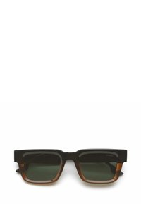 Zwarte en bruine schildpad zonnebril met vierkante monturen, donkergroene lenzen en een subtiele merklogo op de binnenkant van de arm.