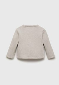 Lichtgrijze gebreide trui met lange mouwen en een ronde halslijn, voorzien van een gestructureerde stof en een rechte zoom.