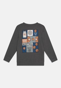 Felpa grigia con una grafica colorata a tema basket sul retro, con icone come una maglia, canestri e palloni da basket in un design patchwork.