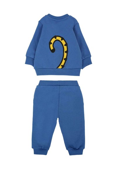 Completo felpa blu e pantaloni realizzato in materiale morbido. La felpa è decorata con un design di una coda gialla sul retro; i pantaloni presentano polsini elastici.