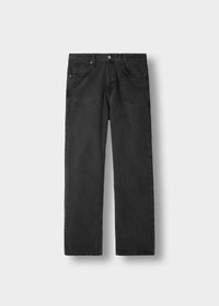 Svarte rett-fasong jeans med fem lommer, beltestropper og knappelukking, vist mot en lys bakgrunn.