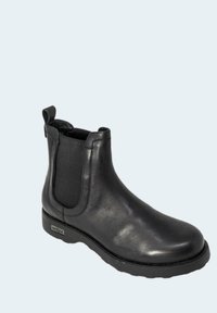 Stivale alla caviglia in pelle nera con pannelli laterali elasticizzati, punta tonda e suola testurizzata. Presenta un occhiello sul retro per facilitare l'indossamento.