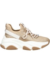 Beige Strick-Sneaker mit strukturiertem Obermaterial, weißer Gummisohle und Bungee-Schnürsenkeln. Verfügt über ein Logo-Panel an der Seite und eine strukturierte Außensohle.