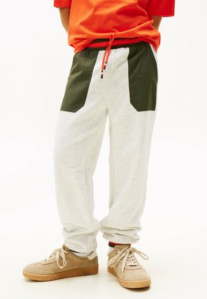 COLOUR-BLOCKED TERRY REGULAR JOGGERS - Pantalon de survêtement - light grey heather colourblock