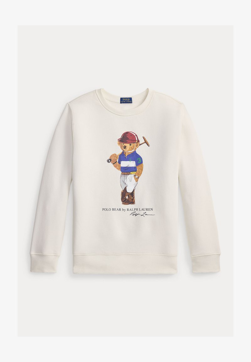 Λευκό φούτερ με μακριά μανίκια που απεικονίζει μια αρκούδα που παίζει πόλο, φορώντας κράνος, μπλε πουκάμισο, λευκό παντελόνι και κρατώντας ένα ρόπαλο πόλο.