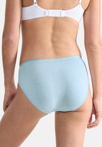 Lichtblauwe katoenen slipjes met een gladde textuur, een elastische tailleband en een subtiele picotrand aan de randen. Geen extra patronen of accenten.