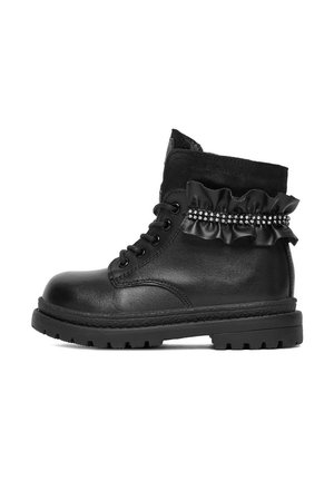 Bota de tobillo de cuero negro con cordones en la parte delantera, adorno fruncido y banda de pedrería sobre una suela gruesa de goma.