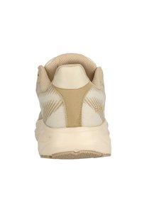 Beige sneaker met een geweven mesh bovenkant, gladde leren accenten en een gevoerde zool met een geprint profiel. Achteraanzicht weergegeven.