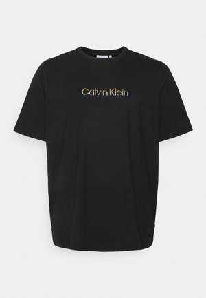 T-shirt noir à manches courtes avec col rond et logo "Calvin Klein" en texte blanc et jaune centré sur la poitrine.
