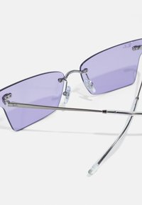 Occhiali da sole con lenti viola, forma rettangolare, montatura in metallo argentato e cuscinetti nasali in silicone trasparente; includono stanghette dritte con punte.