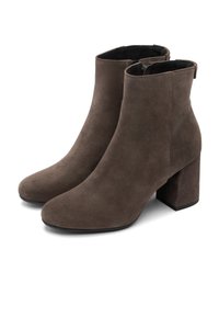 Par de botas de tobillo de ante marrón con tacones cuadrados y cremalleras laterales, que muestran una textura suave y un diseño de punta redondeada.