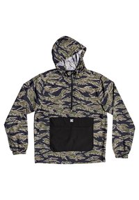 Bluza z kapturem w zielono-czarny wzór moro, wyposażona w kieszeń na zamek z przodu, elastyczne mankiety i kaptur z troczkiem. Lekka faktura materiału.