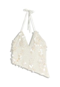 Bílý flitrový top na zavazování za krk s výstřihem do V a asymetrickým lemem.