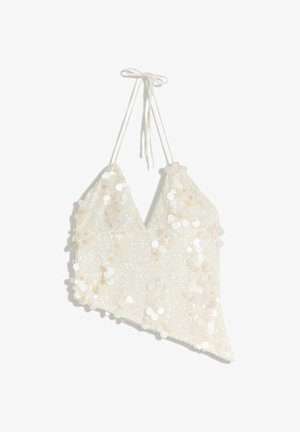 Biały top halter z cekinami, z dekoltem w kształcie litery V i asymetrycznym dołem, wiązany cienkimi paskami na szyi.