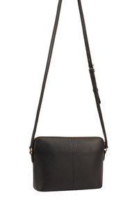 Zwarte leren schoudertas met een gladde textuur, rechthoekige vorm en een ritsluiting. Voorzien van een verstelbare schouderband en zonder zichtbare hardwareaccenten.