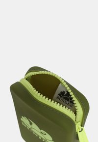 Pochette in silicone verde oliva con zip verde brillante e logo SUNDEK. Texture liscia, forma quadrata e vista dall'alto aperta.