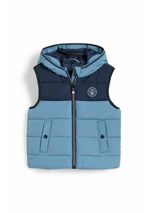 Doudoune sans manches à capuche en bleu clair et bleu marine avec fermeture éclair devant, deux poches à boutons et un écusson circulaire sur la poitrine.