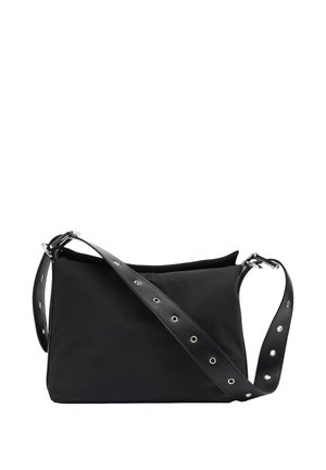 Czarna prostokątna torebka na ramię z regulowanym paskiem z metalowymi oczkami i srebrną klamrą, pokazana na białym tle.