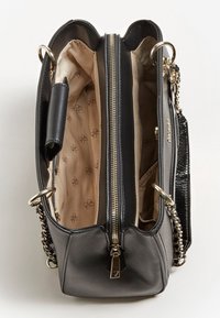 Musta nahkainen käsilaukku, jossa on vetoketjukiinnitys, sisätaskuja ja ketjuolkaimi. Sisältää logo-kuvioitua vaaleanruskeaa vuorta ja hopeisia yksityiskohtia.