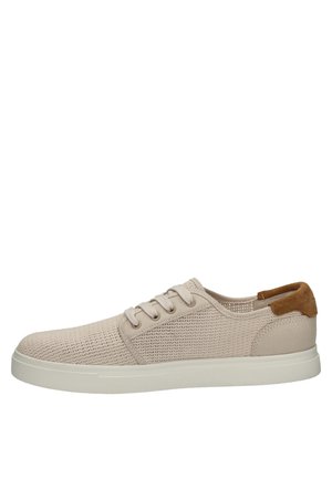 Beige lage sneaker met een bovenwerk van gebreide stof, vetersluiting, witte zool en een bruine suède hielpatch, zijaanzicht.