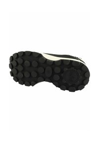 Semelle de chaussure noire avec de larges picots circulaires en caoutchouc pour l’adhérence, une semelle intermédiaire de couleur claire, et le nom de la marque "Buffalo" embossé près du talon.